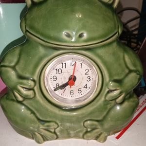 2 piece lot frog clock and frog figurine